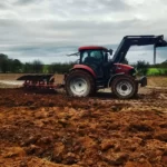 tracteur dans les champs