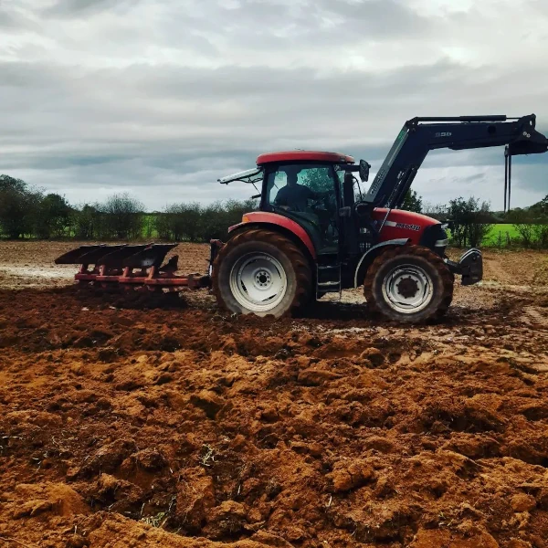tracteur dans les champs